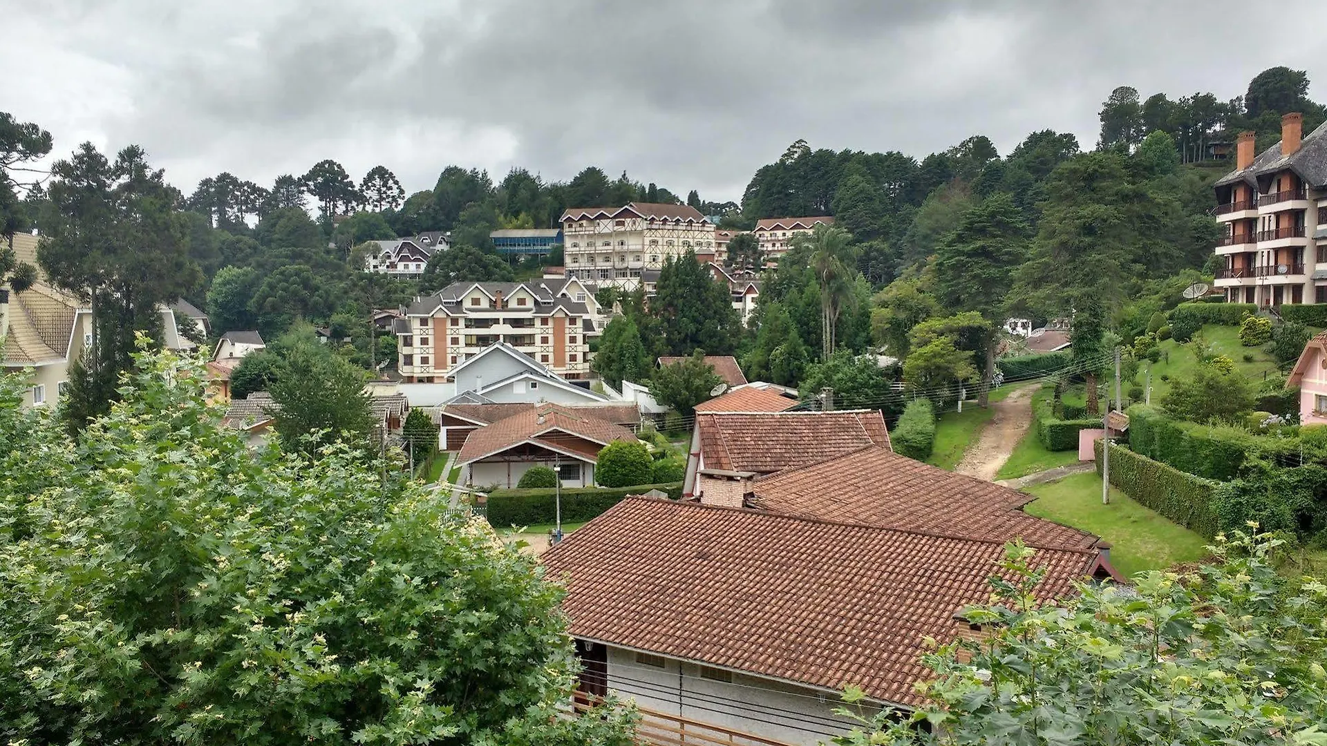 Pousada Cheverny - Facil Acesso Ao Centrinho E Baden Bar Campos do Jordao Inn